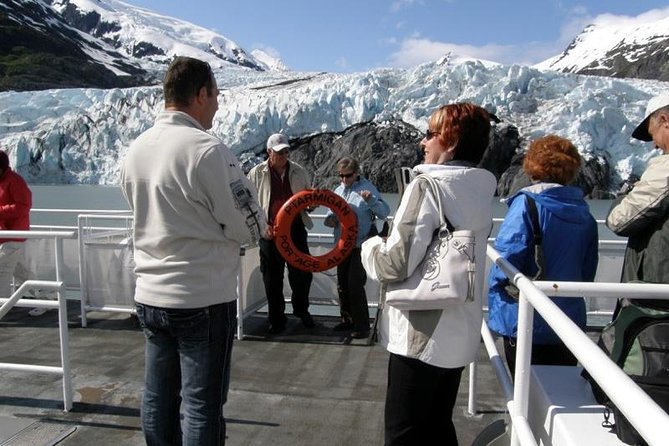 Glaciers and Wildlife: Super Scenic Day Tour from Anchorage - Stop 1: Alaska Wildlife Conservation Center (AWCC) up close, with context